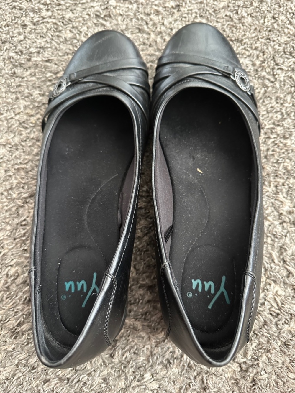 Yuu Black Leather Slip-On Ballet Flats with Decorative Emblem